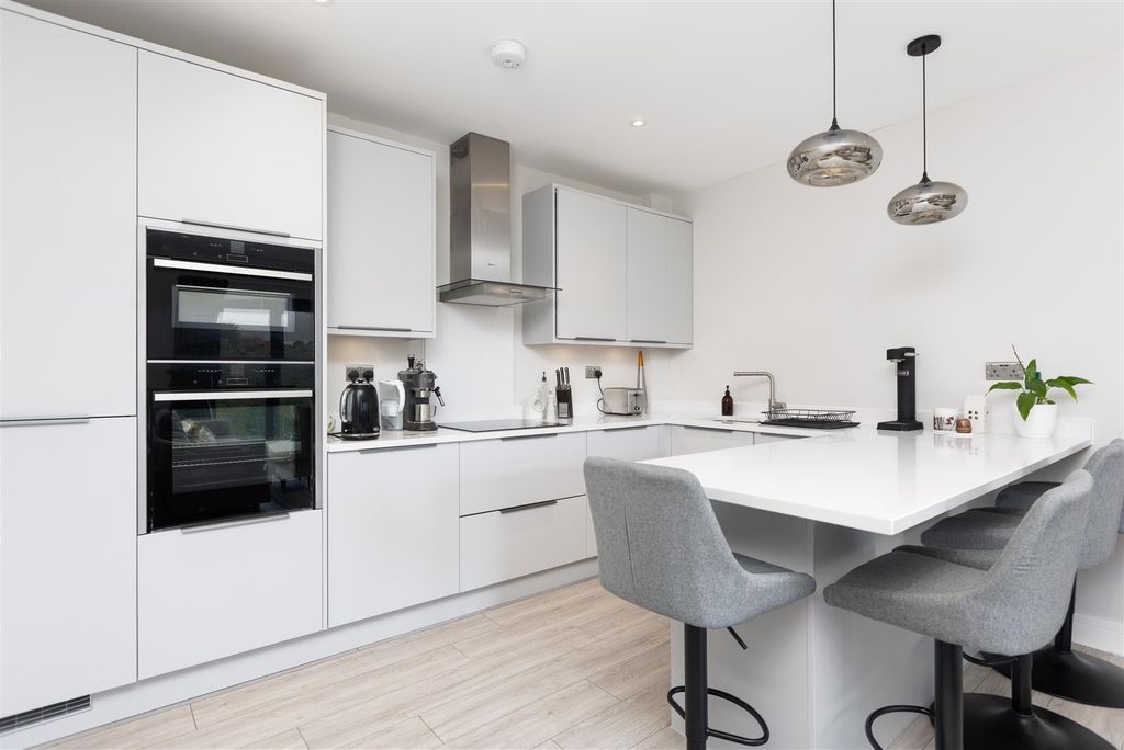 Property photo 2 of 16 Kitchen/Breakfast Bar