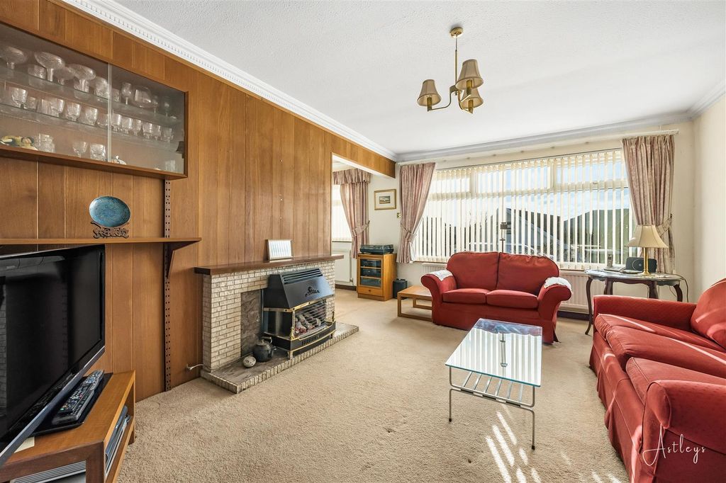 Property photo 3 of 17 Lounge