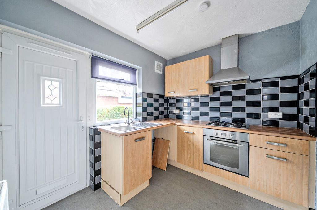 Property photo 3 of 11 Kitchen