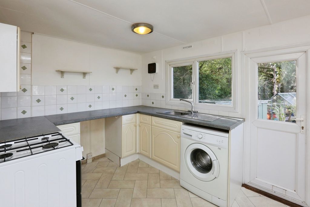Property photo 3 of 17 Kitchen