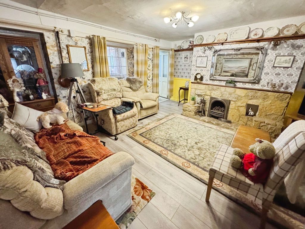 Property photo 2 of 31