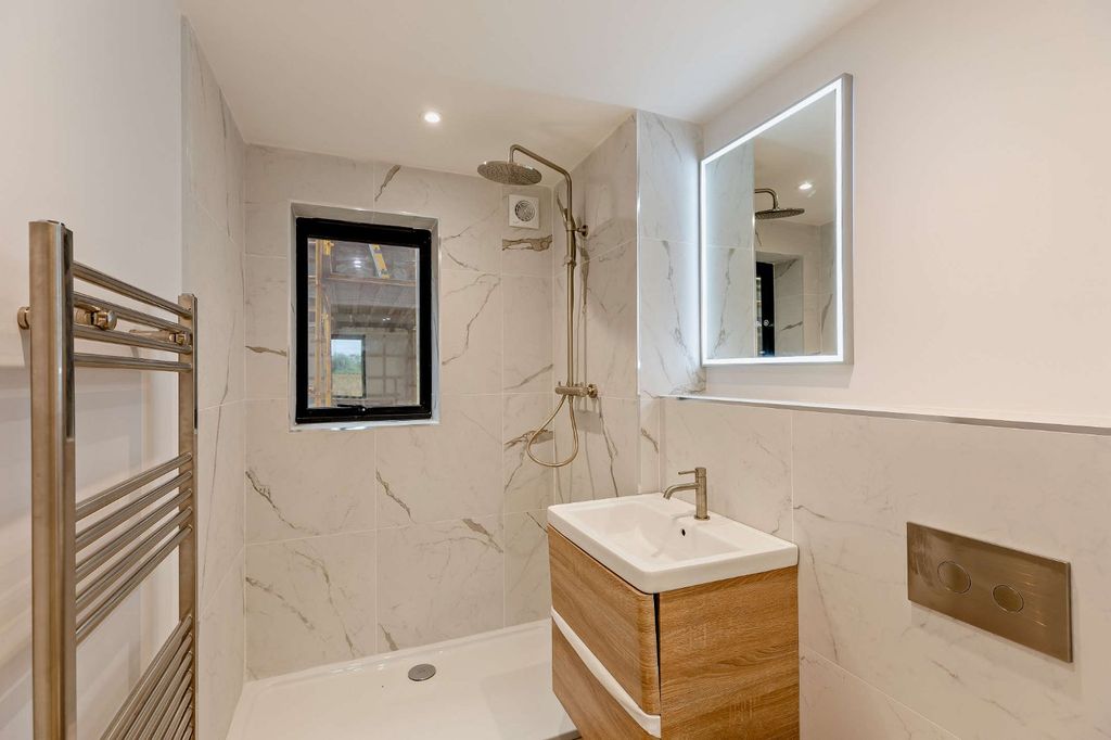Property photo 2 of 19 En Suite