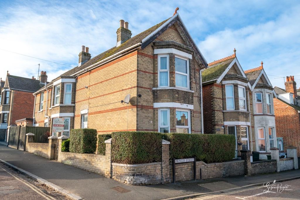 Property photo 1 of 32 Welcome To 25 Moorgreen Road