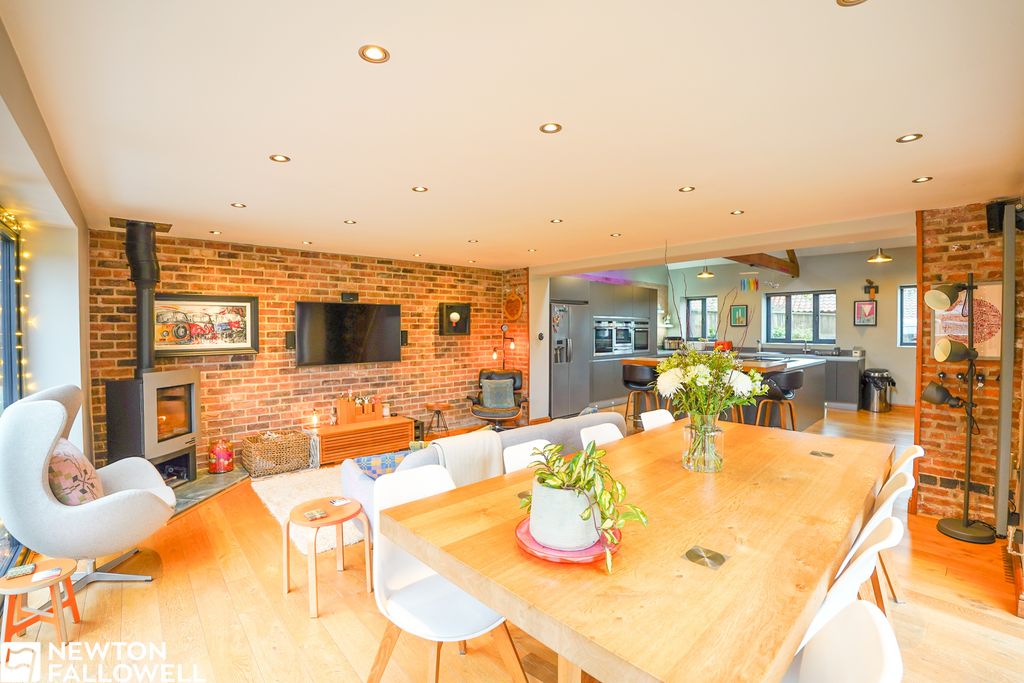 Property photo 3 of 34