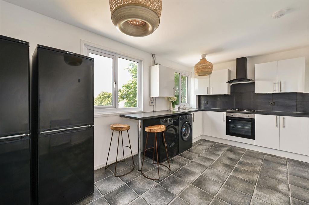 Property photo 3 of 11 Kitchen