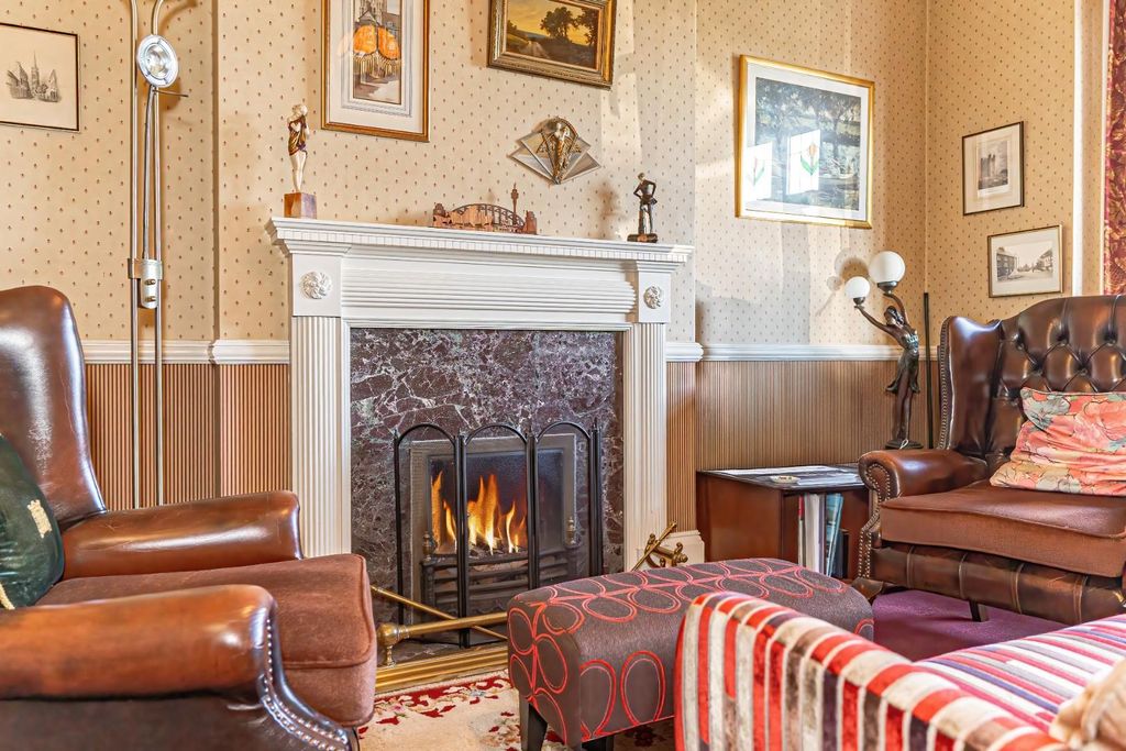 Property photo 3 of 32