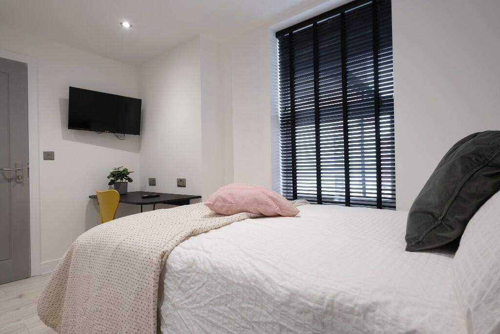 Property photo 1 of 14 Bright And Spacious Master Bedroom Featuring A Lar...