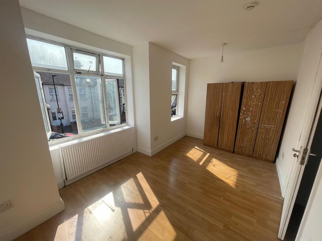 Property photo 1 of 7 3 Bed In Southall