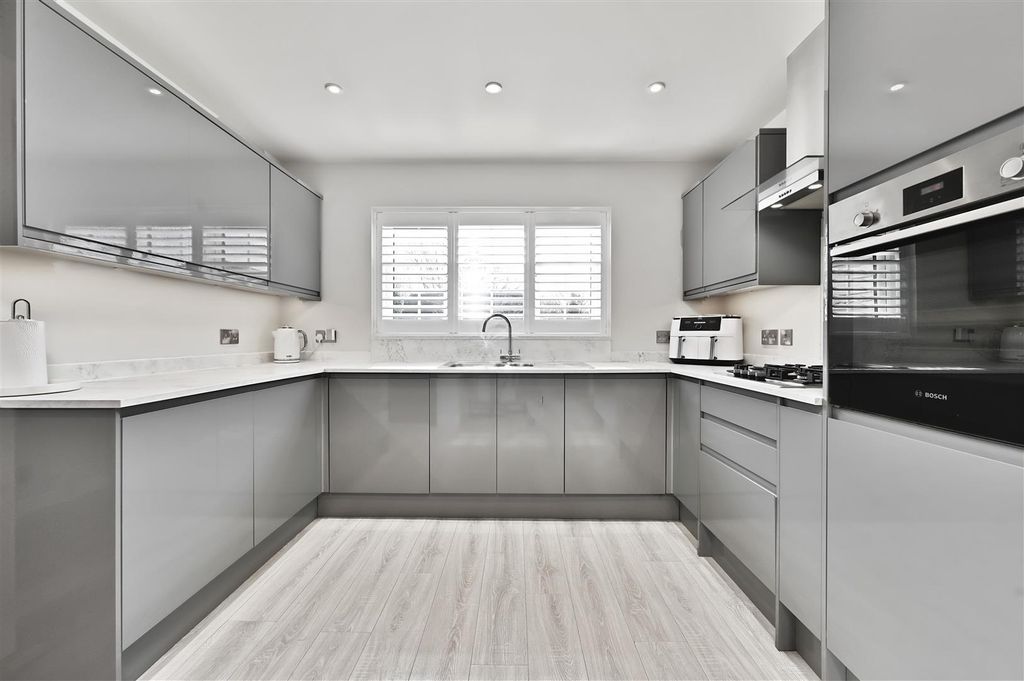 Property photo 2 of 19 Kitchen