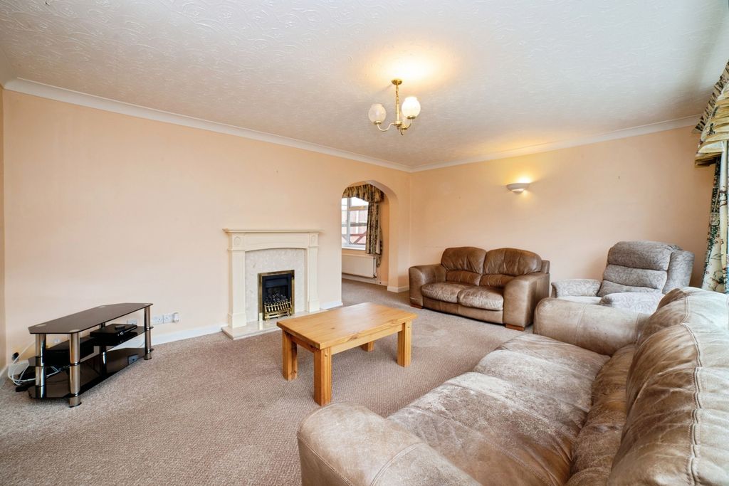Property photo 3 of 16 Lounge