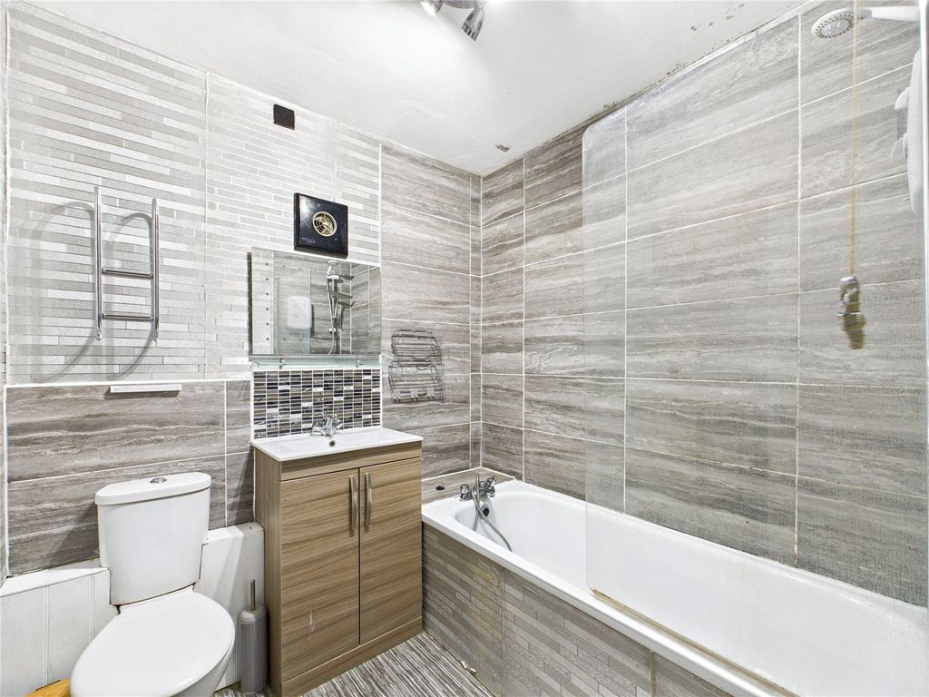 Property photo 3 of 9 3 - Picture No. 04