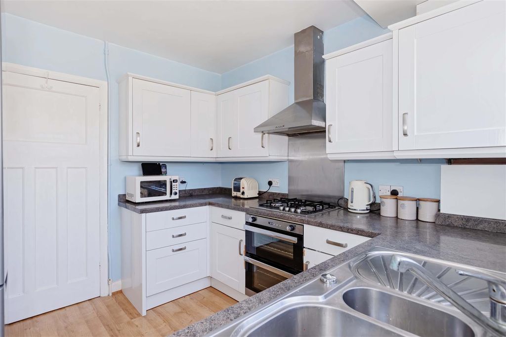 Property photo 3 of 21 West Avenue_15.Jpg