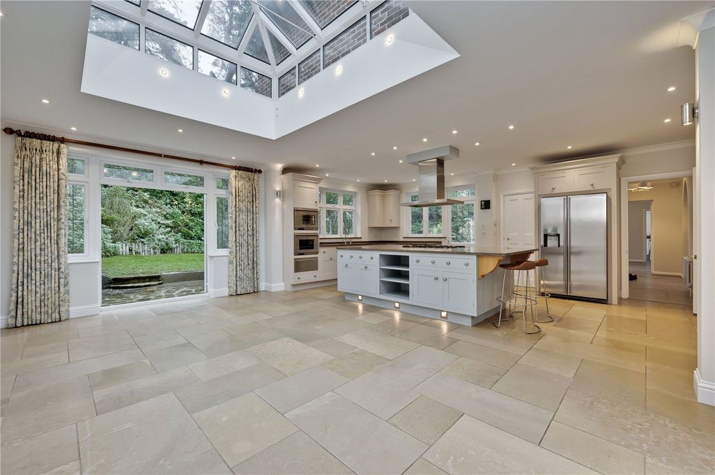 Property photo 3 of 12 Kitchen