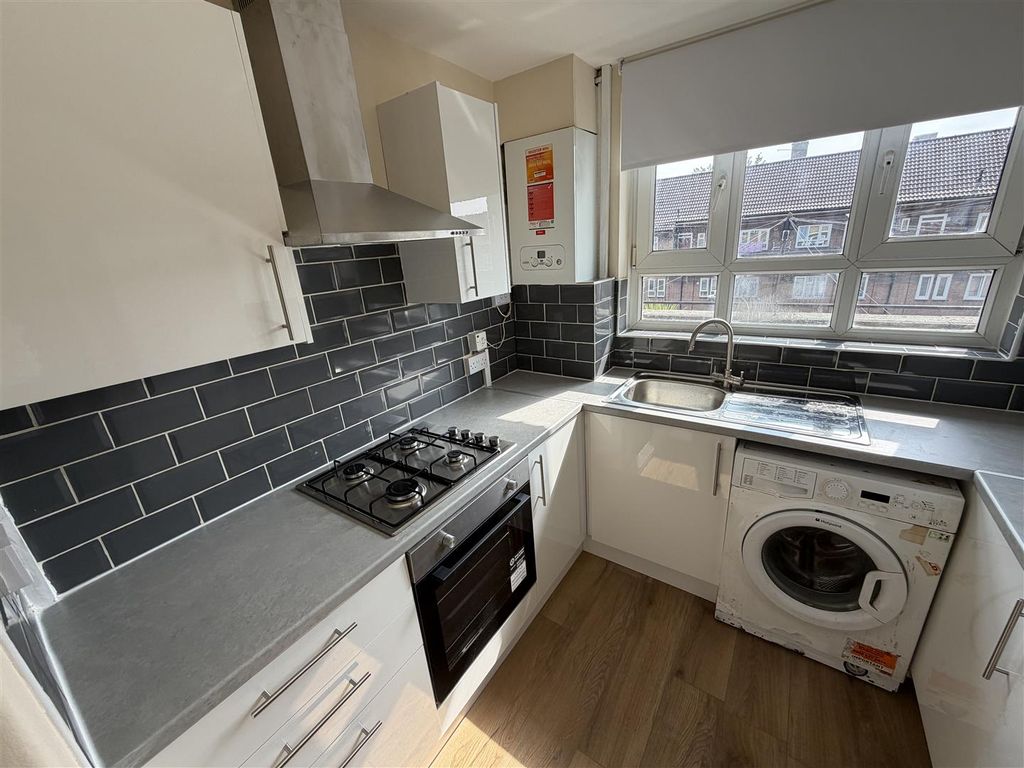 Property photo 3 of 11 Kitchen