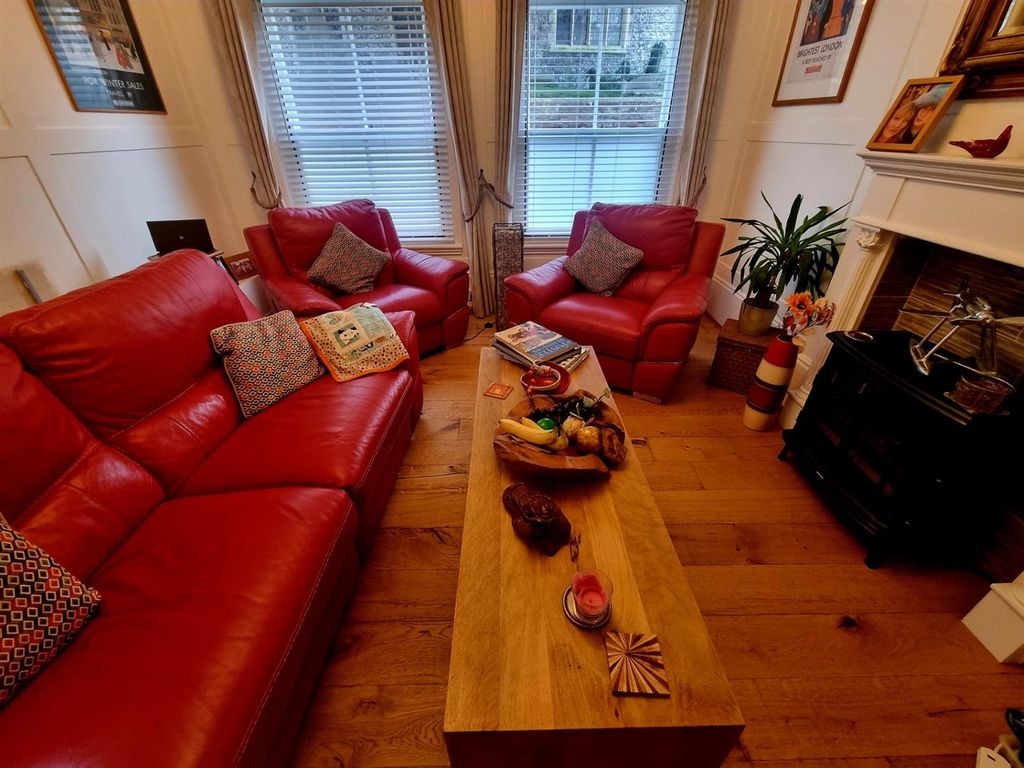 Property photo 3 of 16 Lounge