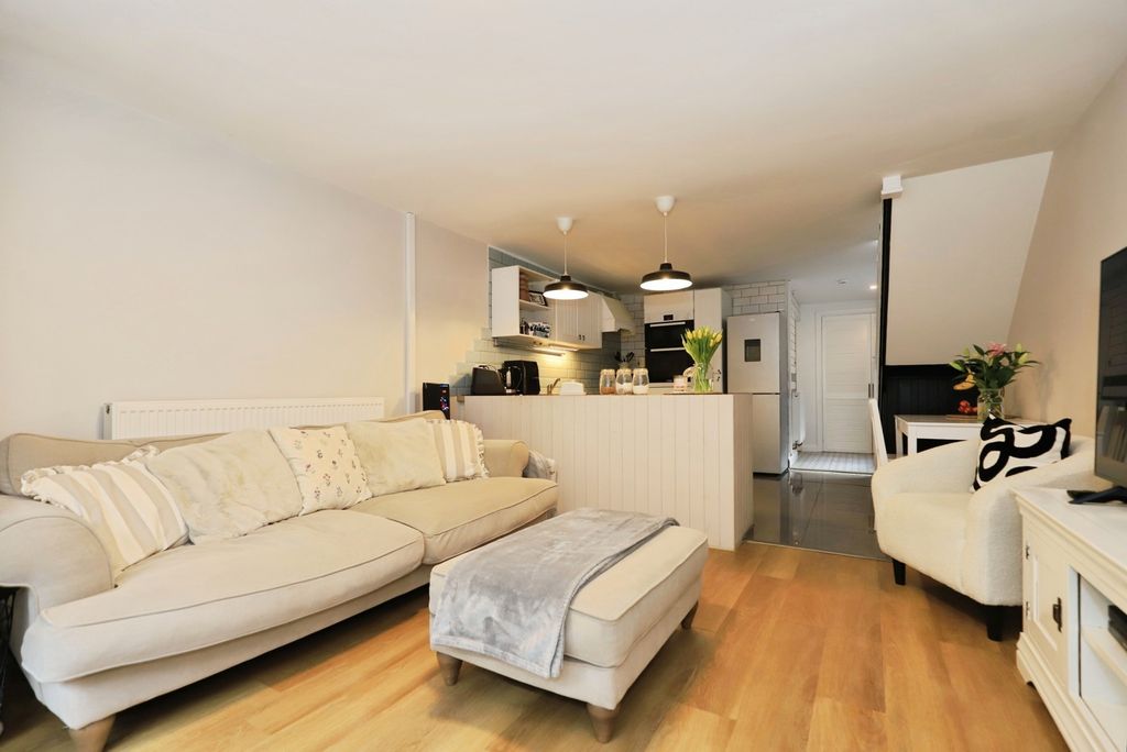 Property photo 3 of 20 Pbox-Img.Jpg