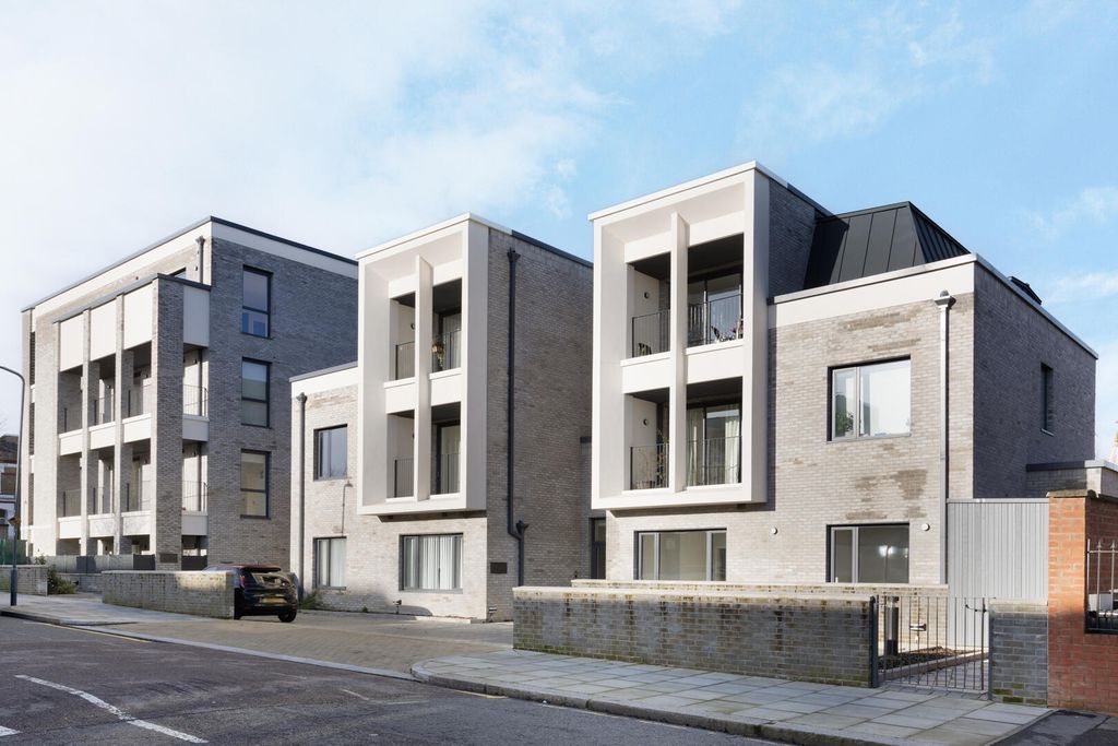 Property photo 1 of 16 Front (Exterior)