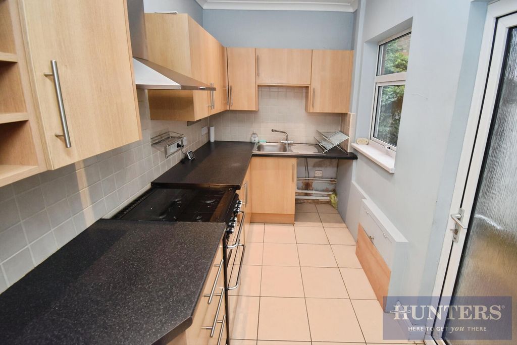 Property photo 3 of 10 Kitchen