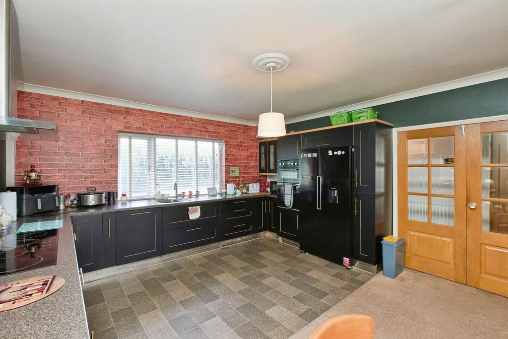 Property photo 3 of 17 Kitchen