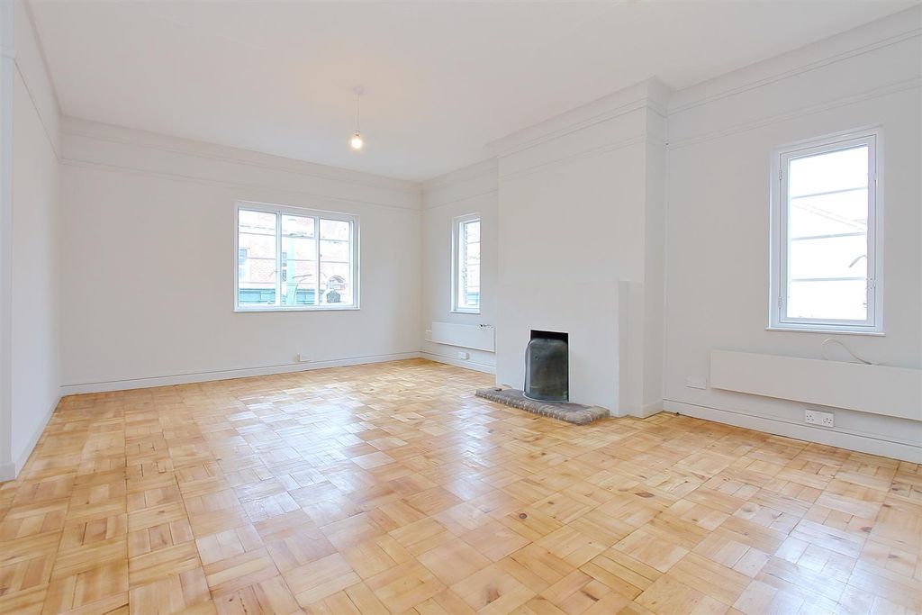 Property photo 2 of 13 22 Seamoor Road Flat Ph21.Jpg