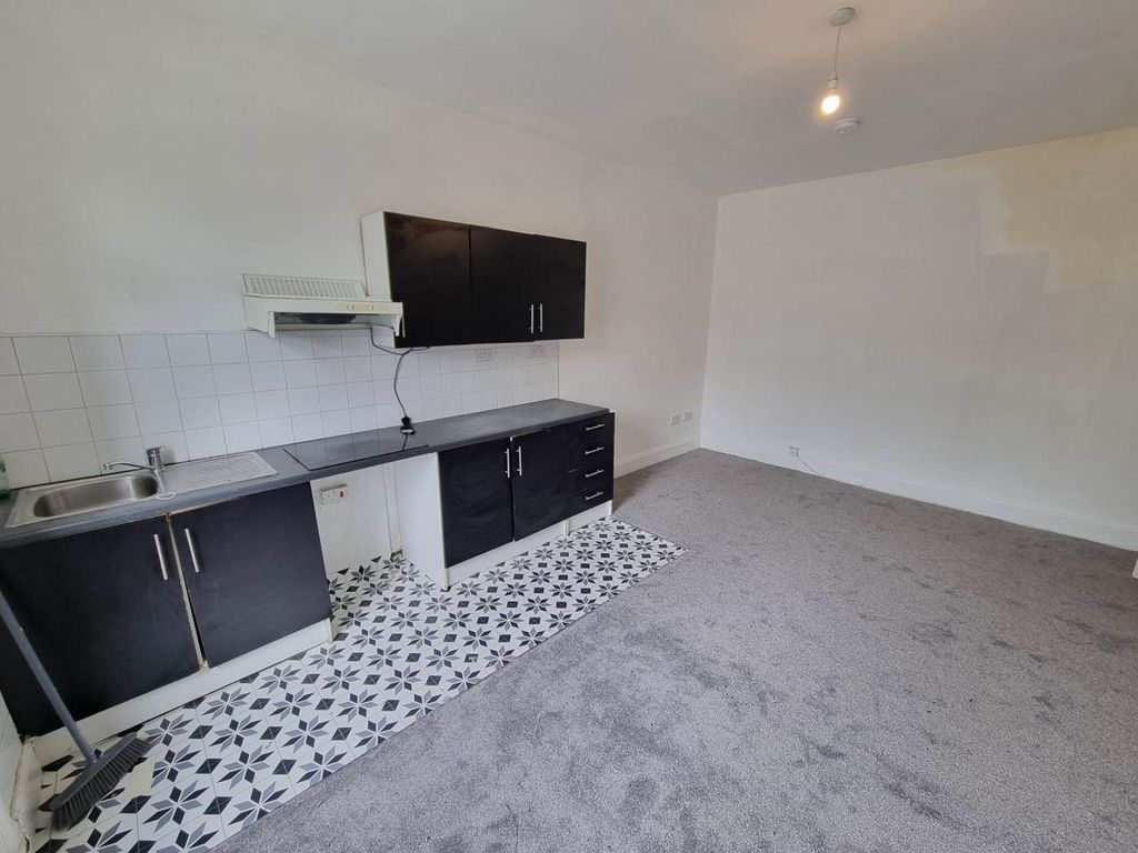 Property photo 1 of 9 1000095858