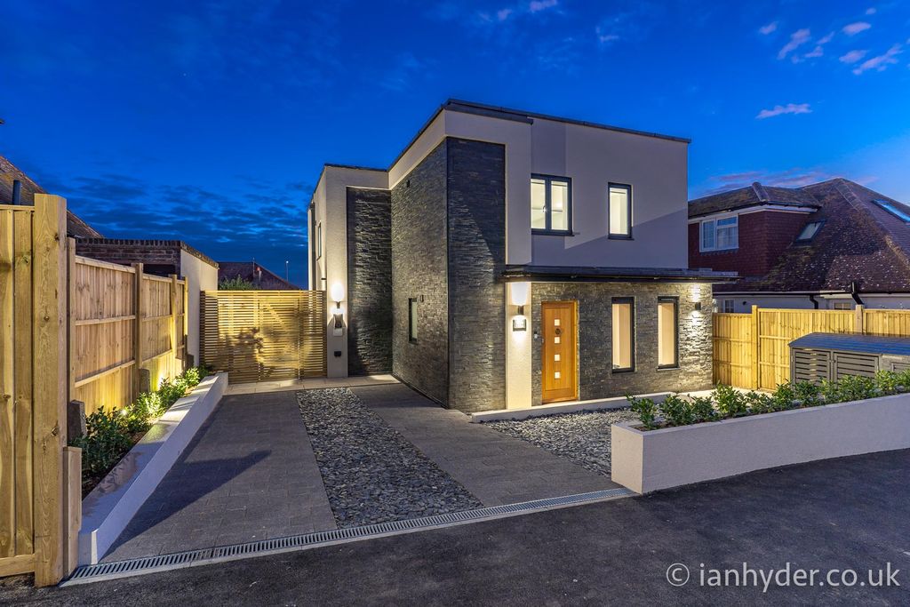 Property photo 1 of 25