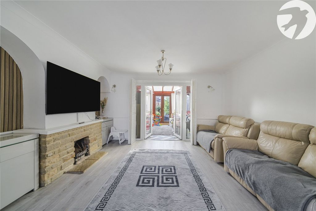 Property photo 3 of 22 Lounge