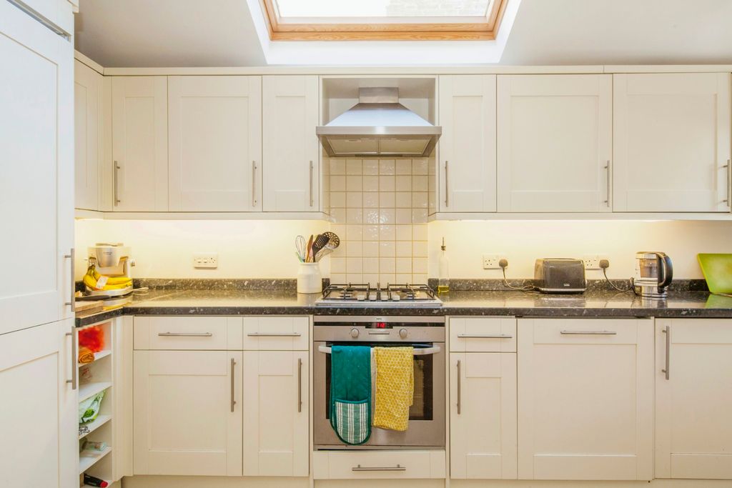 Property photo 2 of 7 2.Kitchen