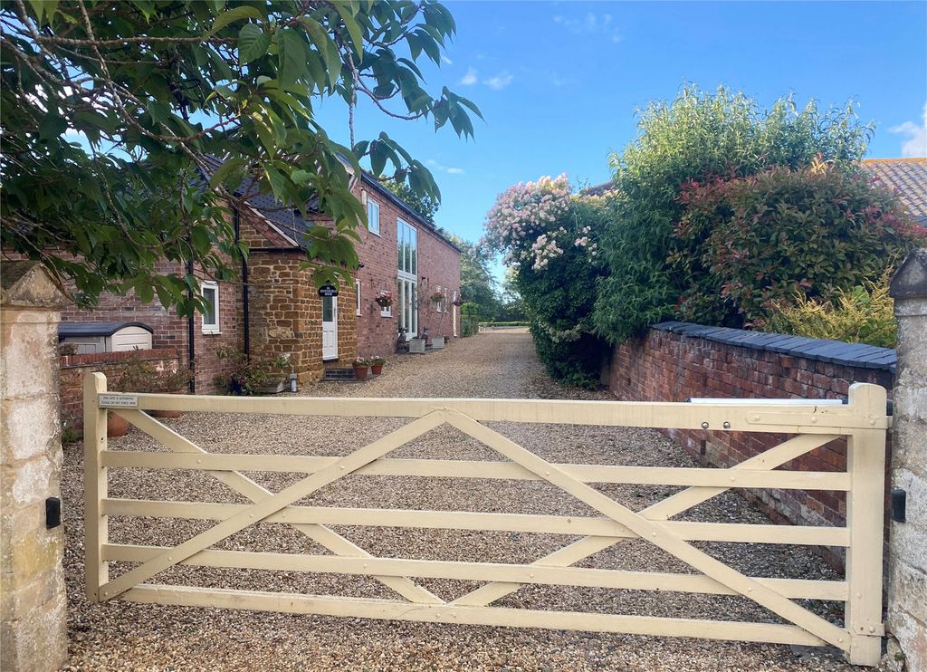 Property photo 1 of 38 Picture No. 10