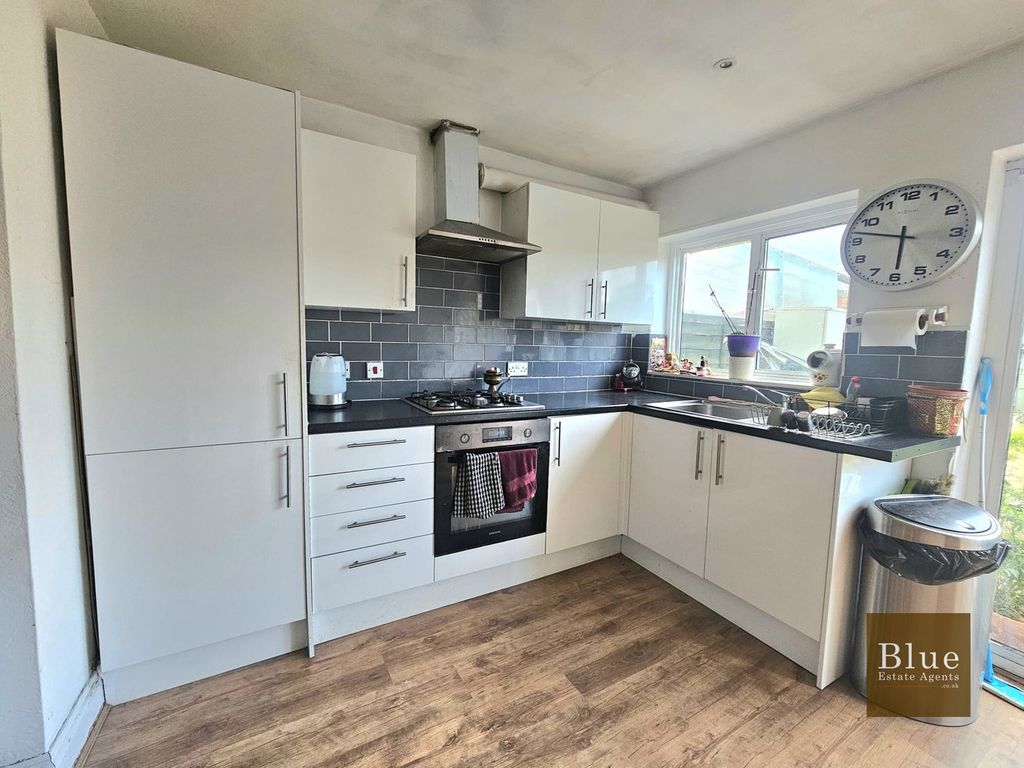 Property photo 3 of 16 Kitchen