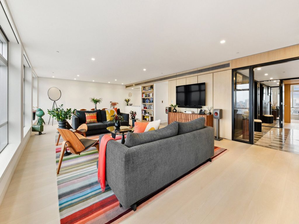 Property photo 1 of 16 17 Centre Point