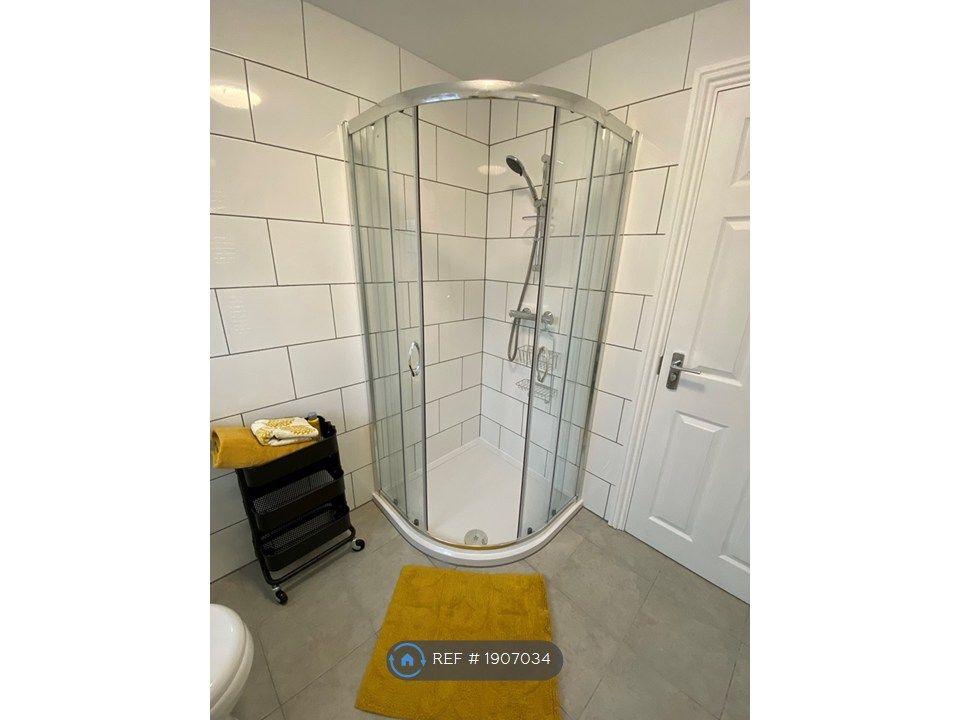 Property photo 3 of 10 Bathroom: Shared With Only One Other Housemate