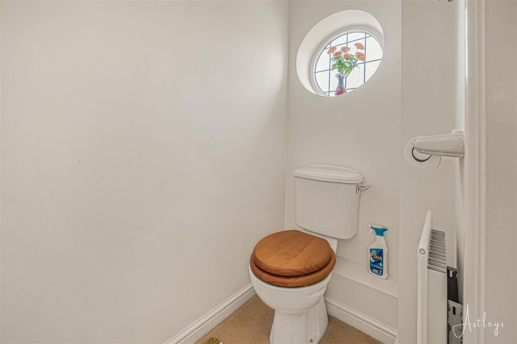 Property photo 3 of 21 Cloakroom