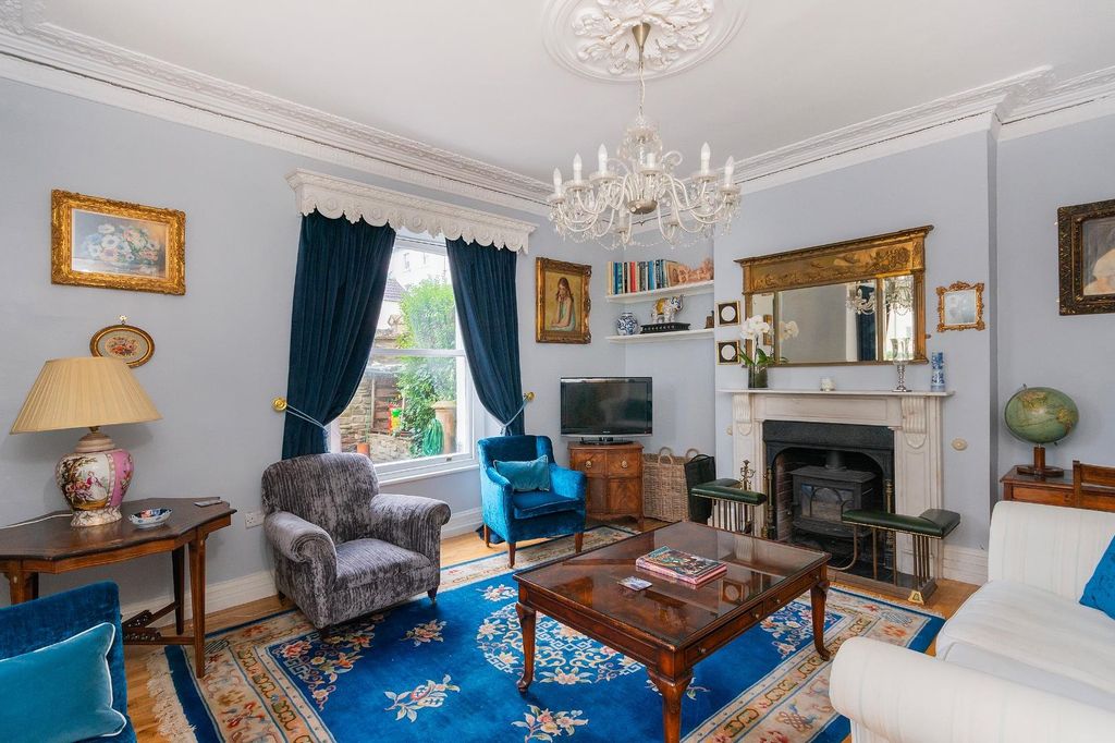 Property photo 3 of 28 1V6Wcm - Living Room C.Jpg