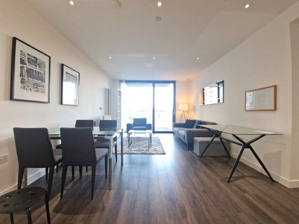 Property photo 3 of 17 Lounge