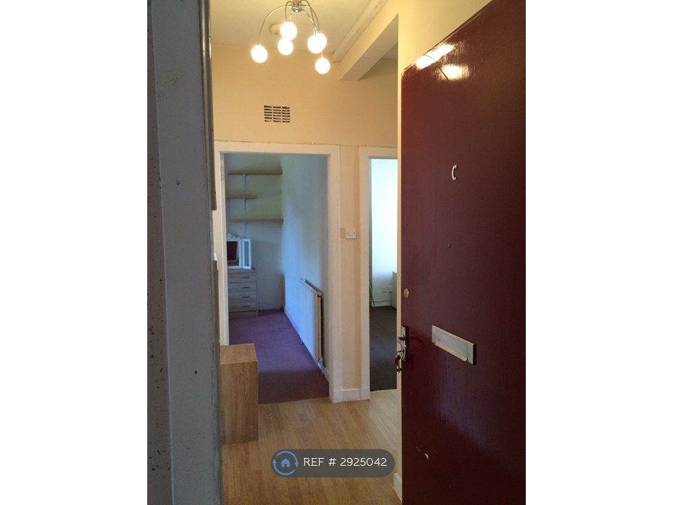 Property photo 2 of 7 Hallway