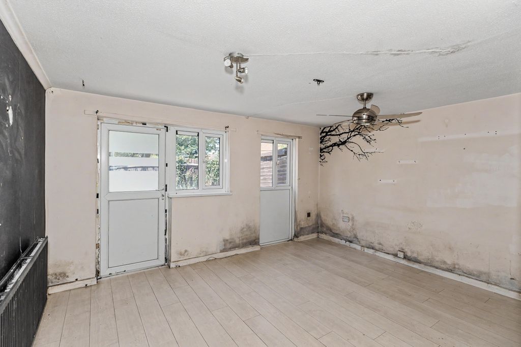 Property photo 2 of 10 12 Skerne Passage, Bedford, Bedfordshire, Mk41 7XX