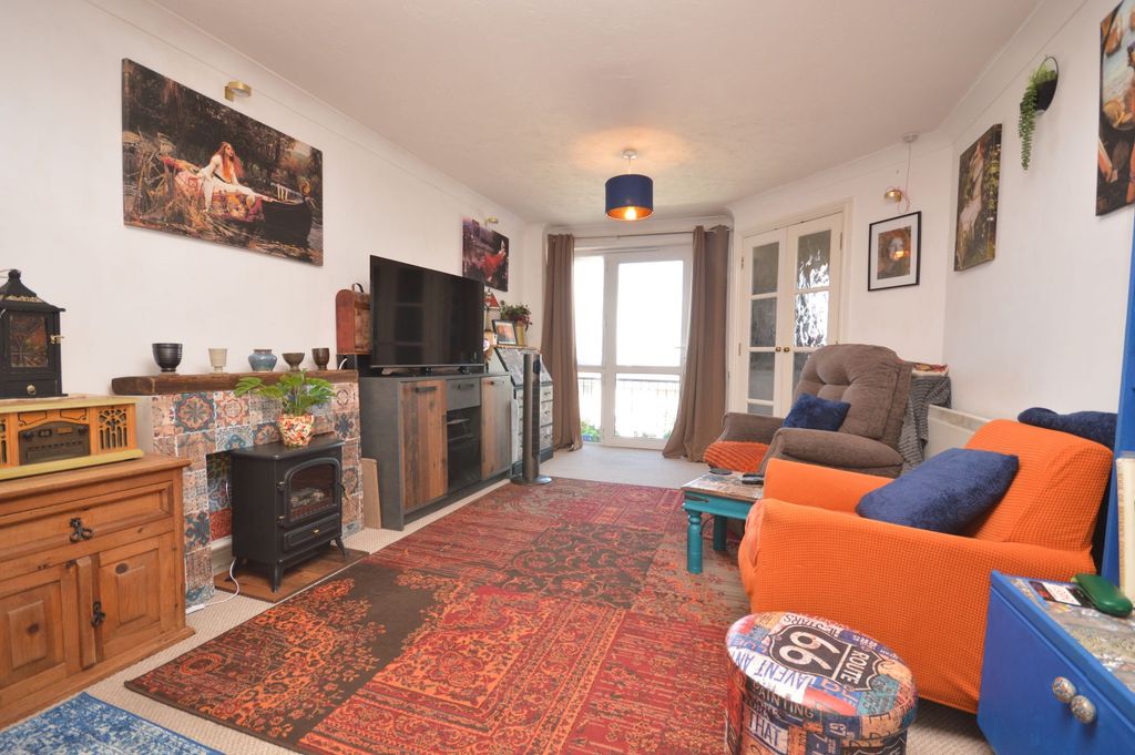 Property photo 3 of 12 Lounge