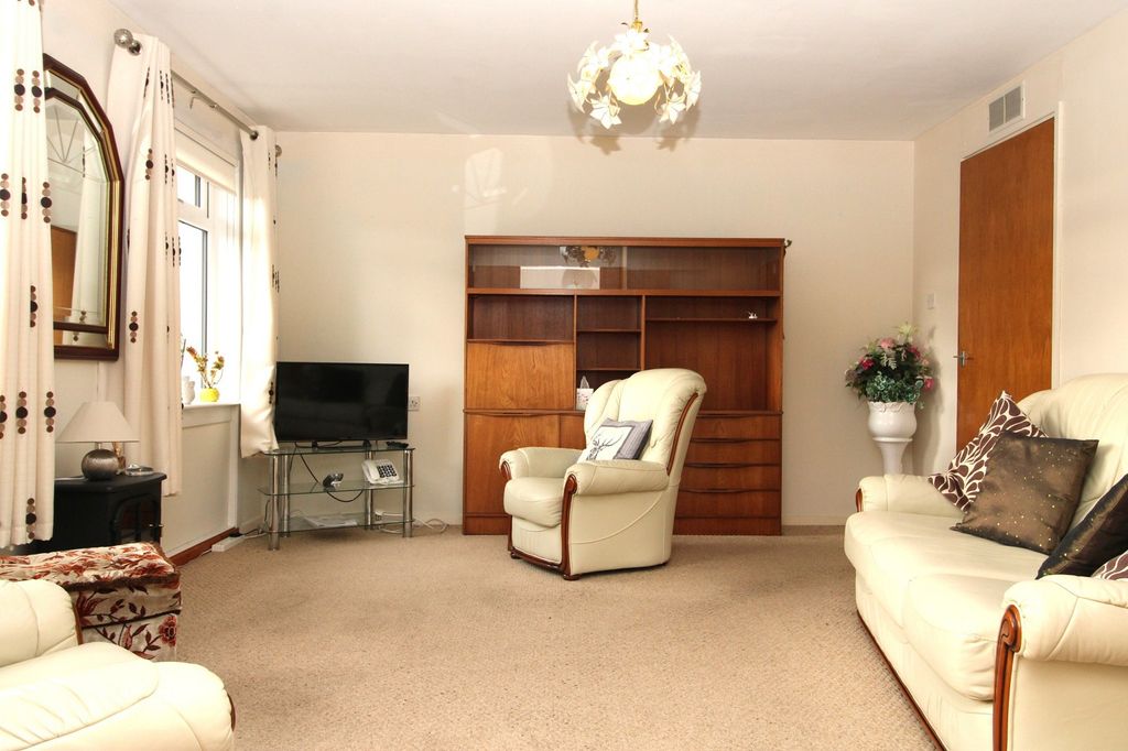 Property photo 3 of 8 Lounge