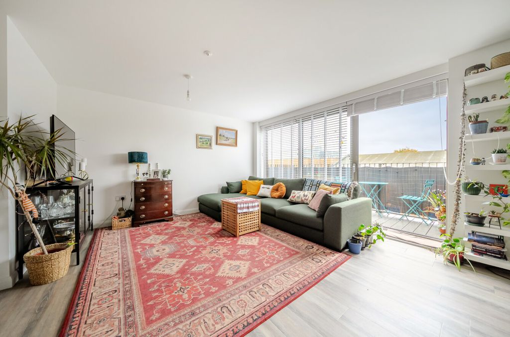 Property photo 2 of 12 1374067-12-6904Bf...