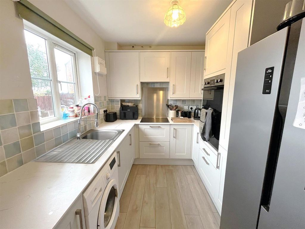 Property photo 2 of 9 Kitchen