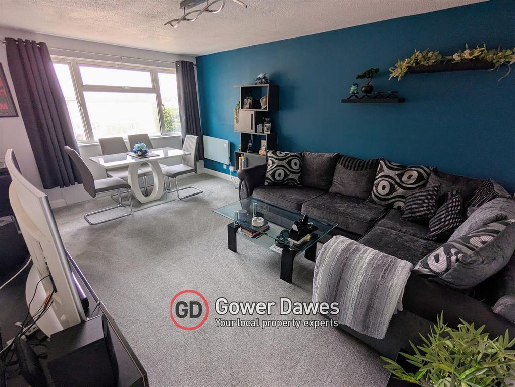 Property photo 3 of 11 Lounge