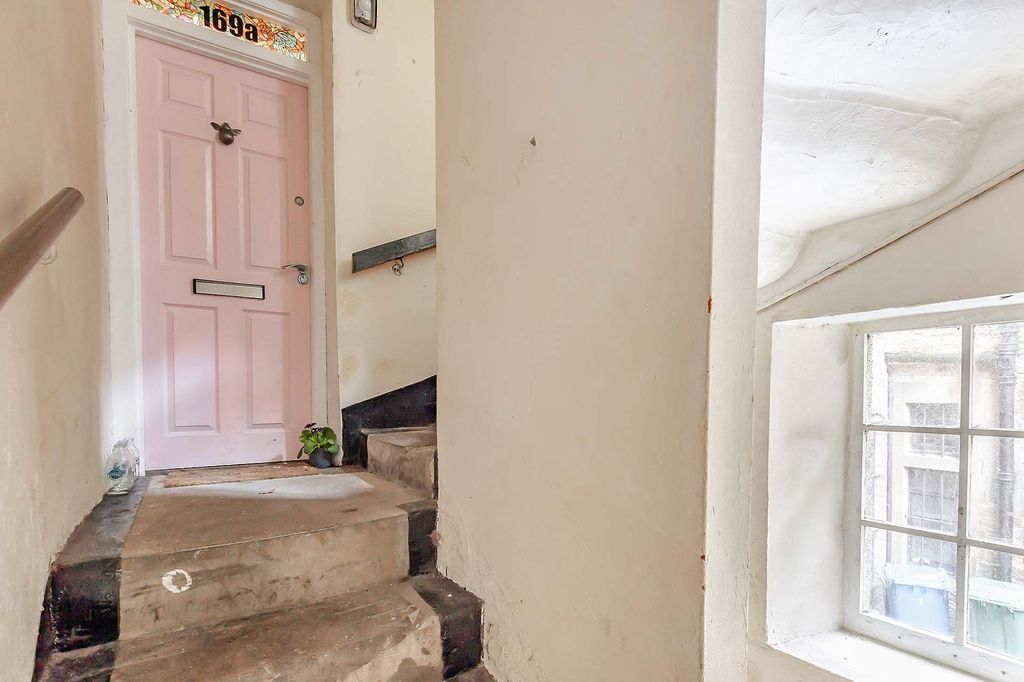 Property photo 2 of 12 Communal Hallway