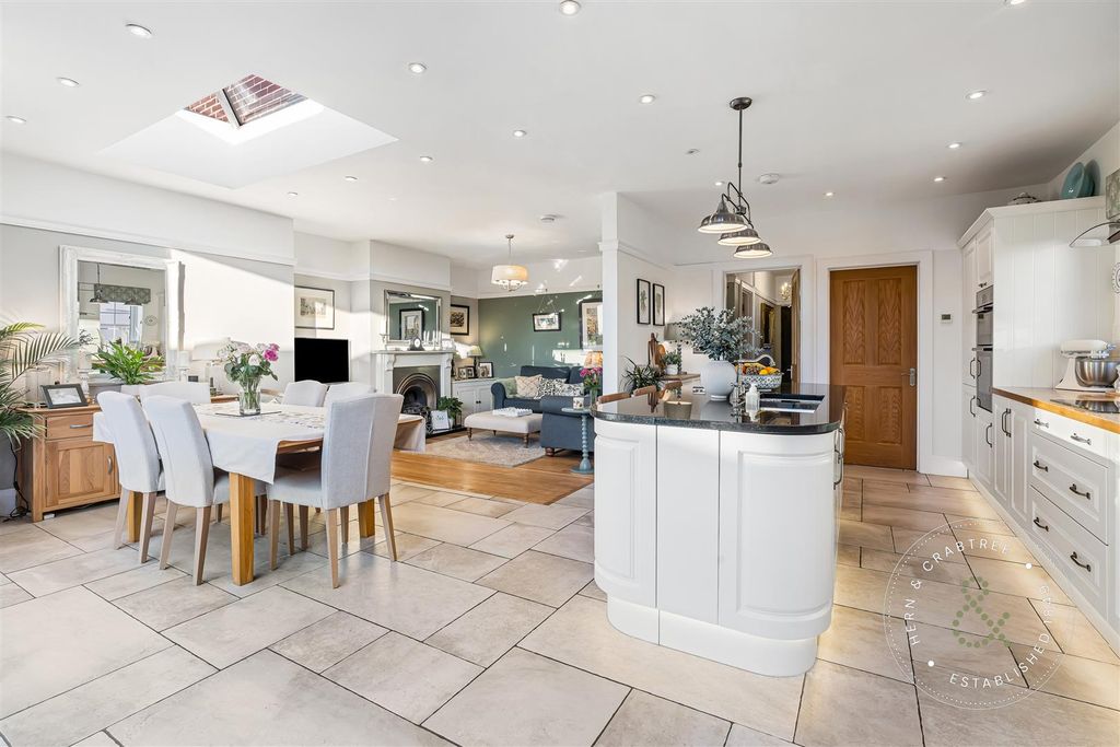 Property photo 3 of 52 West Rise, Hern Crabtree (1).Jpg