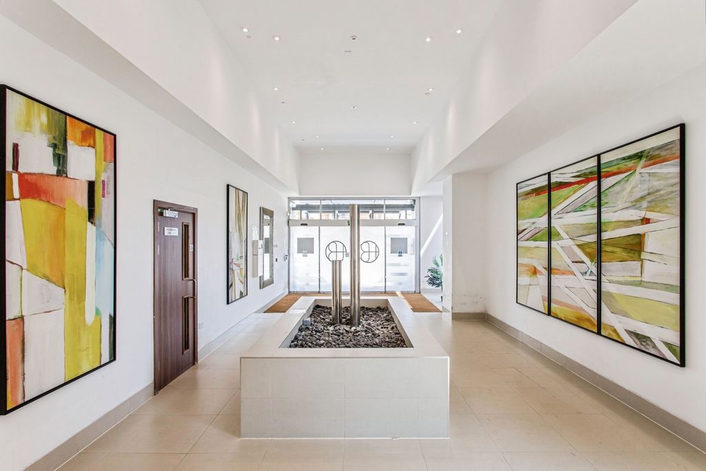 Property photo 2 of 20 Communal Entrance