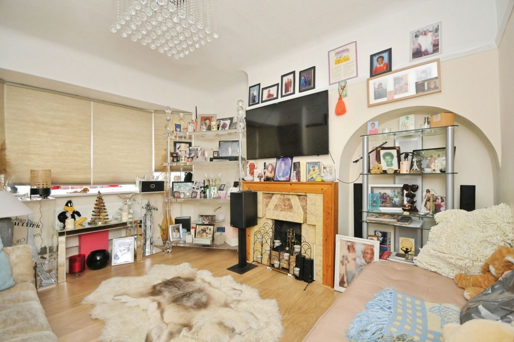 Property photo 2 of 17 Photo