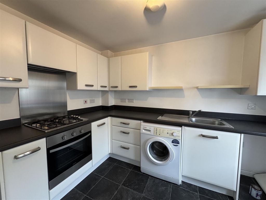 Property photo 3 of 11 Kitchen