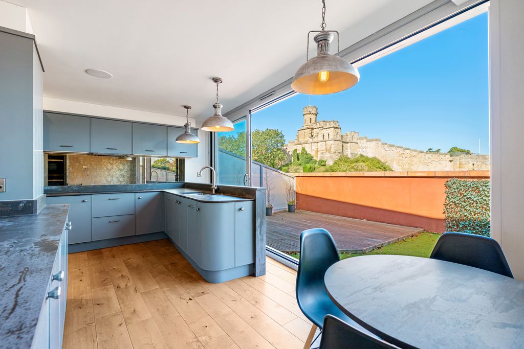 Property photo 2 of 39 104