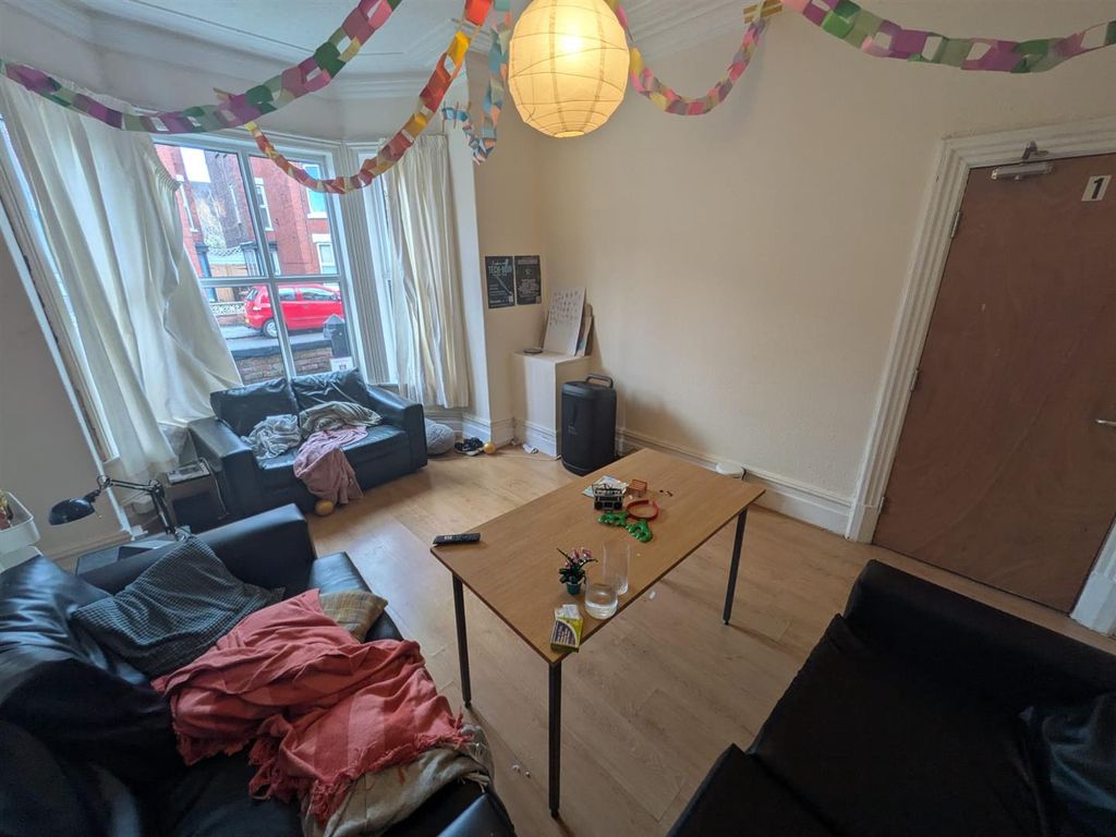 Property photo 3 of 21 Lounge