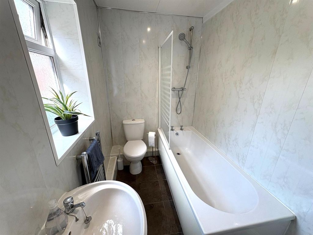 Property photo 3 of 9 Bathroom